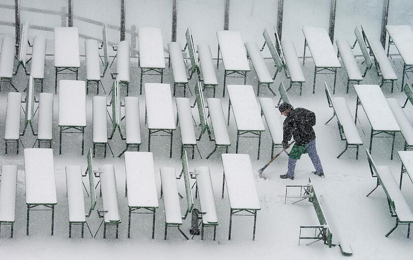 Die Bierbänke einer Gaststätte am 1456 Meter hohen Arber sind mit Schnee bedeckt.