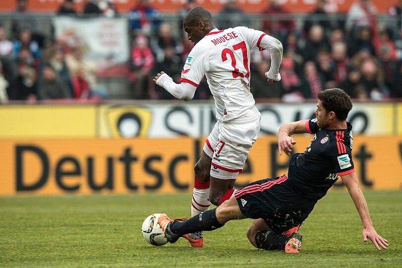 XABI ALONSO NOTE 4
 Ihn rief Pep Guardiola immer mal wieder an die Seite fürs taktische Feintuning. Alonso ist sein Verbindungsmann, jeder Angriff lief über den Spanier. Offenbar war der Trainer nicht recht zufrieden mit der Spielweise des Seniors &ndash; Auswechslung nach 54 Minuten. Inklusive Taktik -Diskussion an der Seitenlinie.