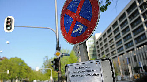 Ein Halteverbotsschild und ein Schild mit dem Hinweis auf Presseparkplätze stehen vor dem Strafjustizzentrum in München. Am Montag beginnt der Prozess gegen mutmaßliche Mitglieder der rechten Terrorgruppe NSU.