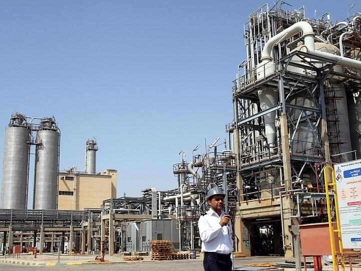 Petrochemischer Komplex Mahschahr im Südwesten des Irans. Wegen Berichten über eine Benzinrationierung war es am Mittwoch in Teheran zu langen Schlangen vor den Tankstellen gekommen.