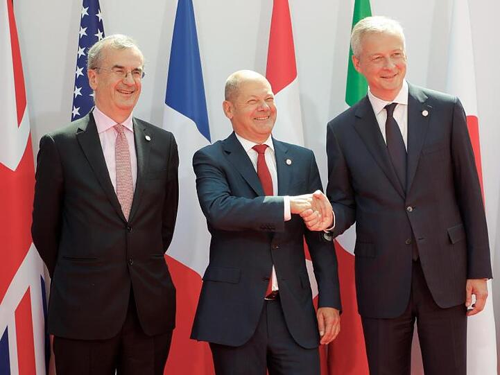 Bruno Le Maire (r-l), Finanzminister von Frankreich, begrüßt Olaf Scholz, Finanzminister von Deutschland, und Francois Villeroy de Galhau, Präsident der Banque de France, zu einem Treffen der G7-Finanzminister zur Vorbereitung auf den G7-Gipfel.