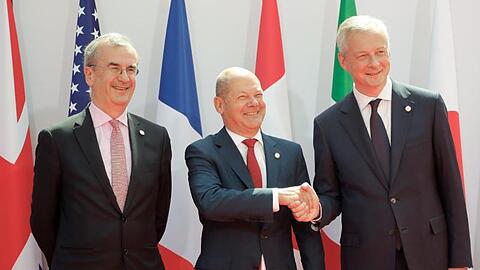 Bruno Le Maire (r-l), Finanzminister von Frankreich, begrüßt Olaf Scholz, Finanzminister von Deutschland, und Francois Villeroy de Galhau, Präsident der Banque de France, zu einem Treffen der G7-Finanzminister zur Vorbereitung auf den G7-Gipfel.