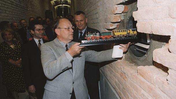 Der Grundstein 1998 neu bestückt: Als Hommage findet wieder eine Lok den Weg in die Grundmauern.
