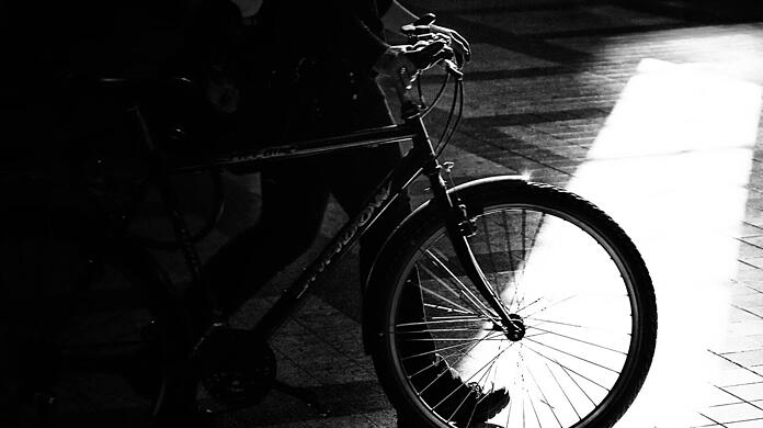 Zwei merkwürdige Vorfälle mit schlagenden Fahrradfahrern beschäftigen die Münchner Polizei. (Symbolbild)