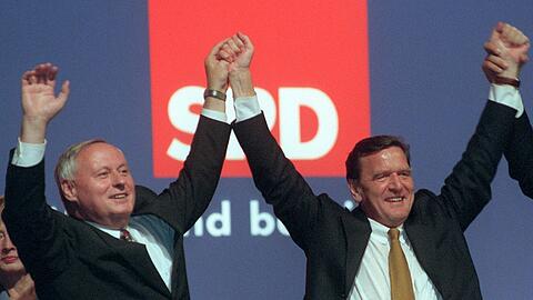 Lang ist's her: Der damalige SPD-Kanzlerkandidat Gerhard Schröder (r) und der damalige SPD-Chef Oskar Lafontaine bei der Wahlkampfabschlußveranstaltung ihrer Partei vor fast 25 Jahren.