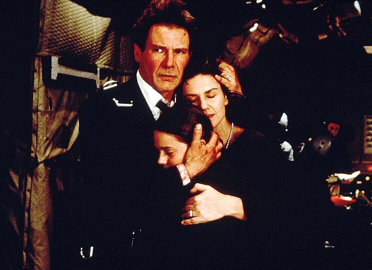 Terroristen kidnappen die Boeing des amerikanischen Präsidenten (Harrison Ford) und bedrohen das Leben seiner Frau (Wendy Crewson) und Tochter (Liesel Matthews, Mitte). Terroristen kidnappen die Boeing des amerikanischen Präsidenten (Harrison Ford) und bedrohen das Leben seiner Frau (Wendy Crewson) und Tochter (Liesel Matthews, Mitte).