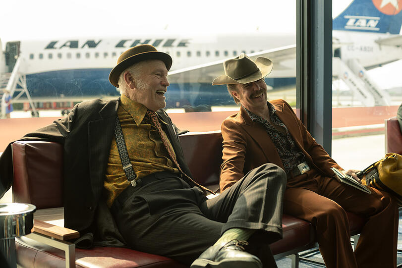 John Malkovich (links) und Sam Rockwell spielen in &bdquo;Wild Horse Nine&ldquo; zwei CIA-Agenten mit schmutzigem Auftrag in Chile. Aber d das ist nicht ihr einziges Problem.