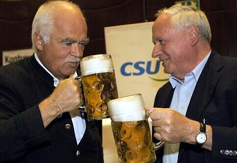 Zwei Mann und zwei Bier: Oskar Lafontaine und Peter Gauweiler auf dem Nockherberg.