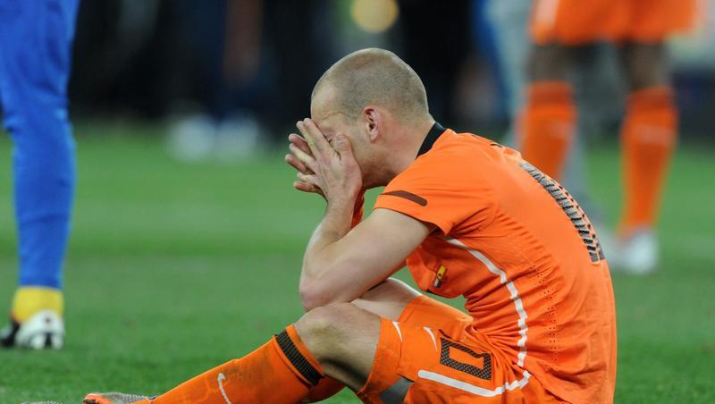 Wesley Sneijder vergießt nach der Final-Niederlage gegen Spanien Tränen. Wesley Sneijder vergießt nach der Final-Niederlage gegen Spanien Tränen.