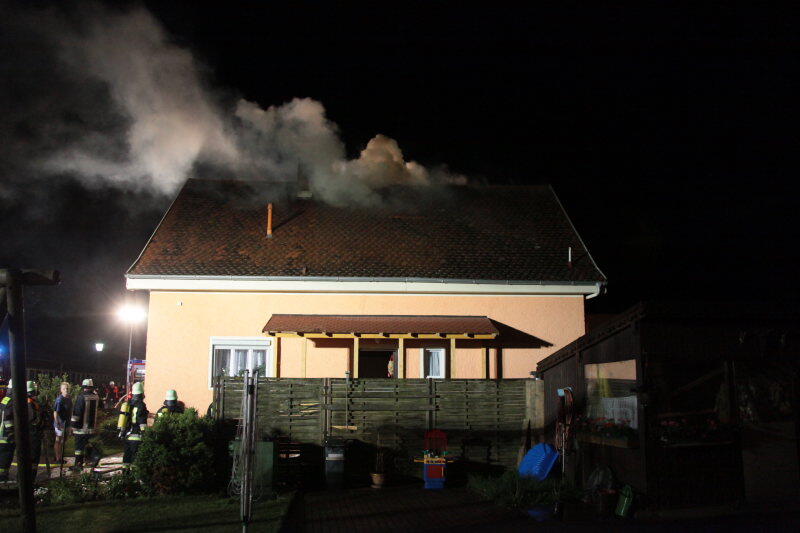 Ein Dachstuhl in Mettenheim steht in Flammen. Die Feuerwehr rückt mitten in der Nacht zum Löschen an. Die Bilder vom Einsatz.