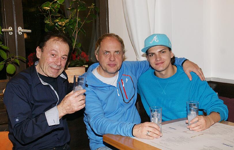 Darauf einen Ouzo! Uwe Ochsenknecht und sein Sohn Jimi Blue zu Besuch in Vasili Sikos&rsquo; griechischem Restaurant.