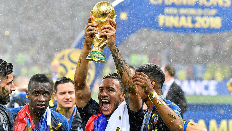 Jubelt im Regen von Moskau mit dem WM-Pokal: Bayern-Spieler Corentin Tolisso (m.).