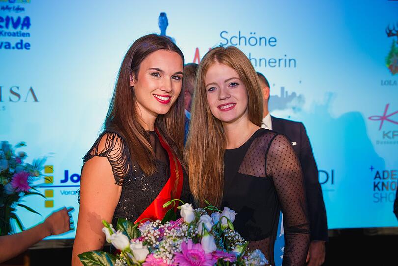 Jeannie (r.), Siegerin 2017, hat die Schärpe an ihre Nachfolgerin Sophia übergeben.