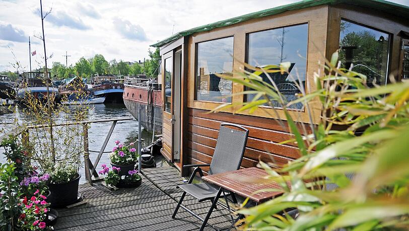 Hausboot-Urlaub in Amsterdam: romantisch und nah dran am Alltag der Einheimischen. Hausboot-Urlaub in Amsterdam: romantisch und nah dran am Alltag der Einheimischen.