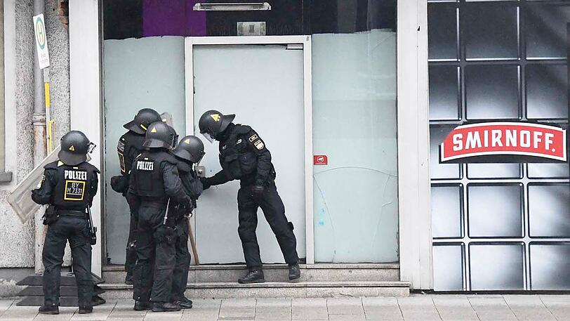 Die Tür wurde gewaltsam geöffnet.