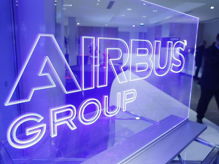 Airbus hat sich bereits eine Kreditlinie über 15 Milliarden Euro gesichert, eine Anleihe über 2,5 Milliarden Euro ausgegeben und die Dividende gestrichen.