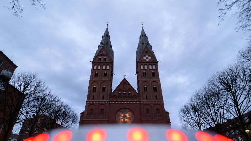 Graue Wolken ziehen über den St.-Marien-Dom auf dem Gelände des römisch-katholischen Erzbistums Hamburg. Erzbischof Heße hat dem Papst wegen Pflichtverletzungen bei der Aufarbeitung von Missbrauchsvorwürfen seinen Amtsverzicht angeboten. Graue Wolken ziehen über den St.-Marien-Dom auf dem Gelände des römisch-katholischen Erzbistums Hamburg. Erzbischof Heße hat dem Papst wegen Pflichtverletzungen bei der Aufarbeitung von Missbrauchsvorwürfen seinen Amtsverzicht angeboten.