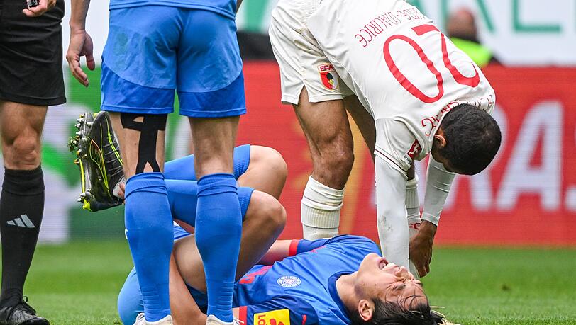 Das Aus für Shuto Machino: Der Kieler Angreifer liegt in Augsburg verletzt am Boden.