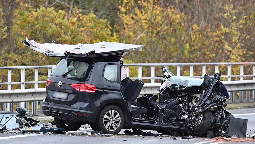 Der schwarze Pkw wurde völlig zerstört. Das Dach des Wagens ist größtenteils abgerissen. Der schwarze Pkw wurde völlig zerstört. Das Dach des Wagens ist größtenteils abgerissen.