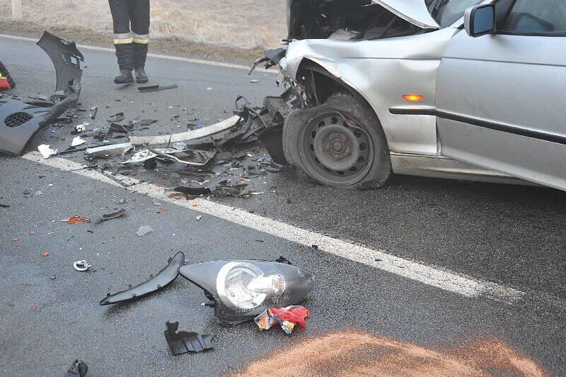 Bei einem Glatteisunfall in Katzenbach, in der Nähe von Dorfen, sind mehrere Personen schwer verletzt worden. Unter den Verletzten war auch ein Kleinkind.