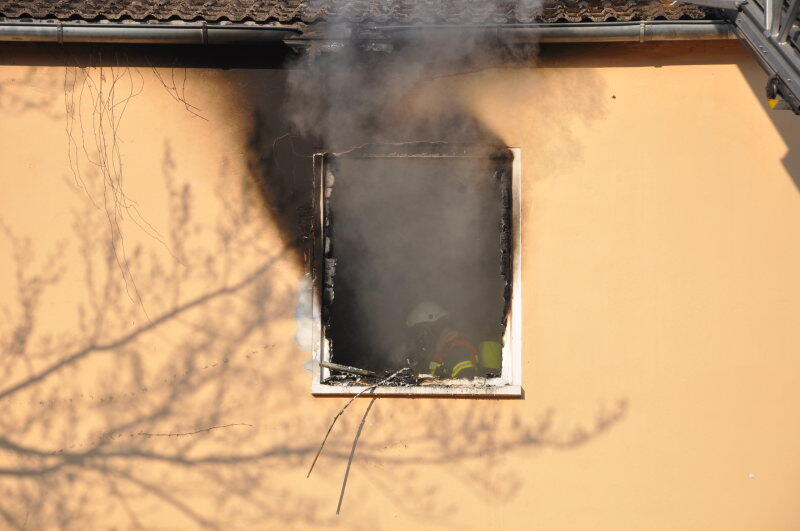 Schwarzer Rauch quillt aus dem Fenster - bei dem Wohnungsbrand in Eggenfelden wurden 5 Personen verletzt.
