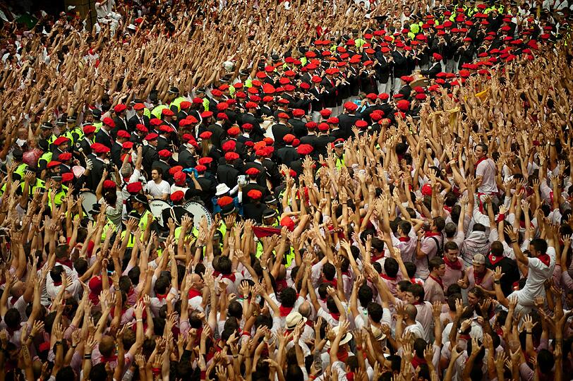 Busen, Bullen und Proteste: Das San Fermines Festival in Pamplona gehört ohne Zweifel zu den wildesten und verrücktesten Volksfesten der Welt - sehen Sie hier die besten Bilder.