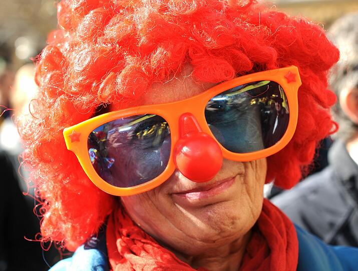 Eine große rote Nase am Rosenmontag in der Fußgängerzone.