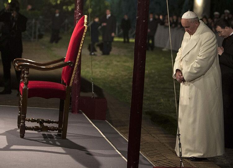 Gläubige beten gemeinsam mit dem Papst den Kreuzweg - die Bilder.