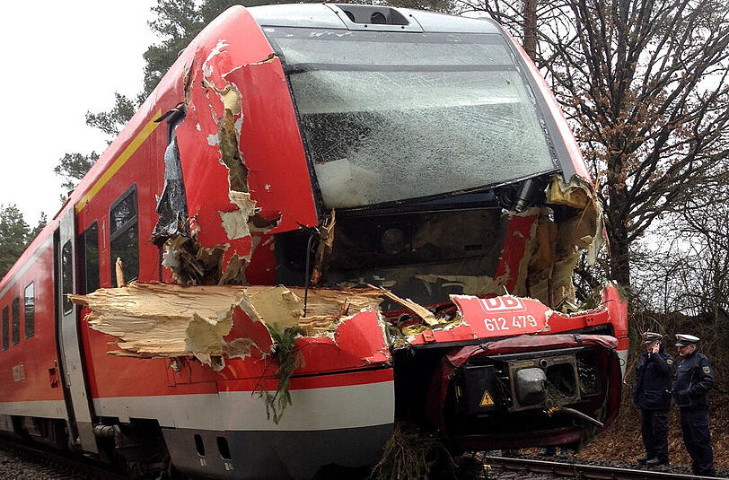Sturm brutal: Der Stamm eines Baumes steckt an der Bahnstrecke bei Pegnitz in einem zerstörten Triebwagen des Regionalexpresses Bayreuth-Nürnberg.