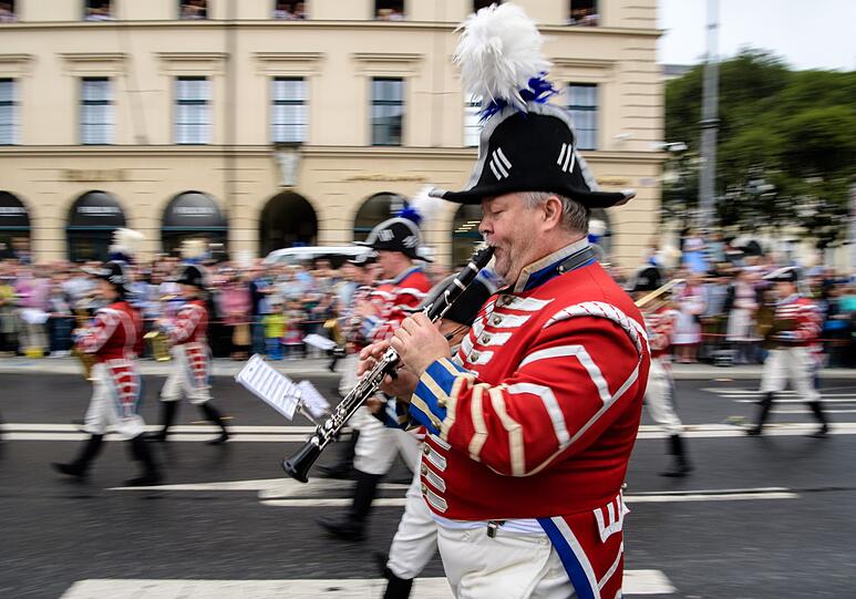 So ein Glück! Rechtzeitig zu Beginn des traditionellen Trachten- und Schützenzuges kam am Sonntag die Sonne raus.