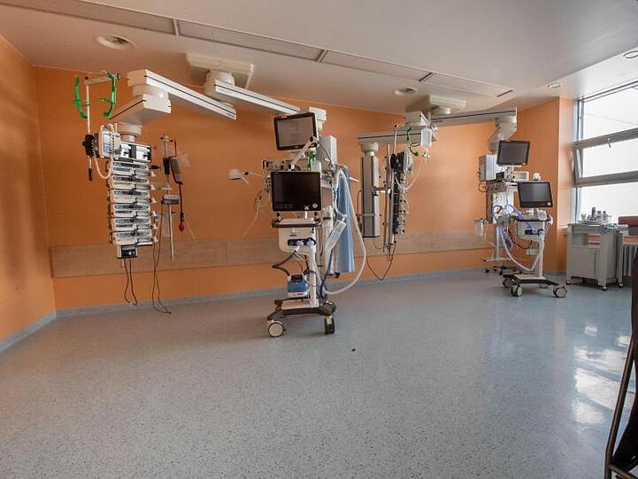 Ein leeres Zimmer mit Beatmungsgeräten für Corona-Patienten. Aus Angst vor einer Infektion kommen sehr viel weniger Patienten mit akutem Behandlungsbedarf in die Kliniken.