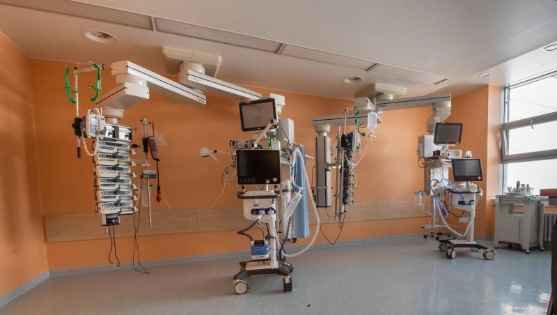Ein leeres Zimmer mit Beatmungsgeräten für Corona-Patienten. Aus Angst vor einer Infektion kommen sehr viel weniger Patienten mit akutem Behandlungsbedarf in die Kliniken. Ein leeres Zimmer mit Beatmungsgeräten für Corona-Patienten. Aus Angst vor einer Infektion kommen sehr viel weniger Patienten mit akutem Behandlungsbedarf in die Kliniken.