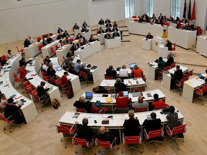 Bei Landtagswahlen in Brandenburg müssen die Parteien ihre Wahllisten künftig paritätisch mit Frauen und Männern besetzen.