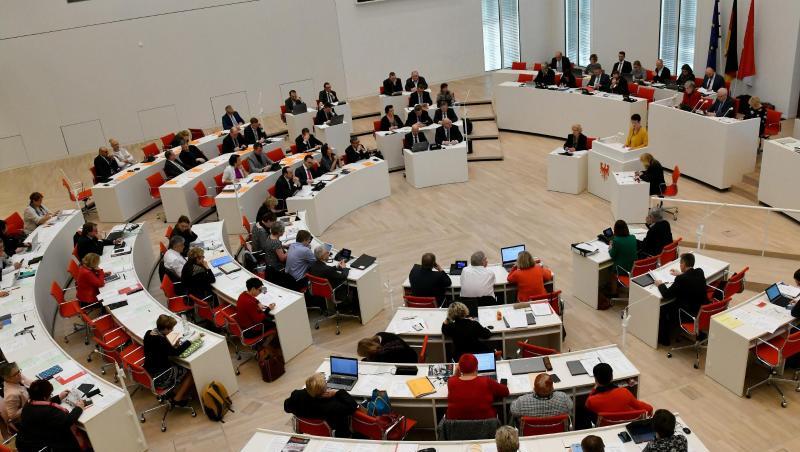 Bei Landtagswahlen in Brandenburg müssen die Parteien ihre Wahllisten künftig paritätisch mit Frauen und Männern besetzen.