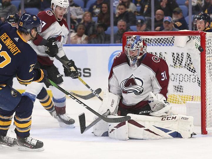 Parierte 23 von 24 Schüssen auf sein Tor: Goalie Philipp Grubauer (r) von Colorado Avalanche.