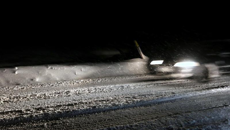 Ein Auto fährt auf schneeglatter Straße. Foto: Karl-Josef Hildenbrand
