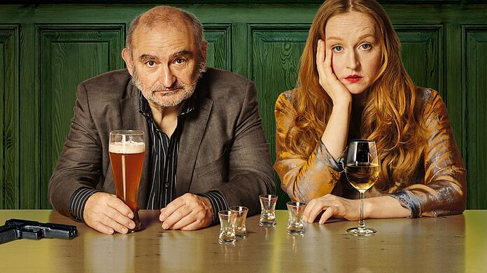 Sigi Zimmerschied als Kommissar Kreuzeder und Brigitte Hobmeier als Polizeipsychologin Dr. Carmen März in "Weißbier im Blut".