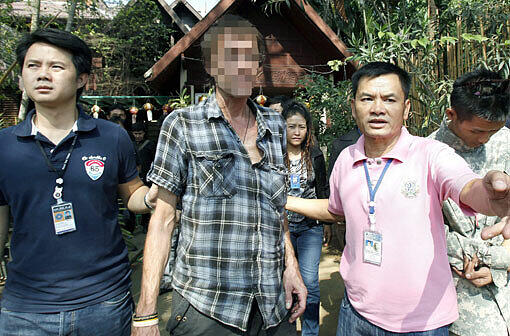 Der mutmaßliche Kinderschänder Klaus H. wird von thailändischen Polizisten in Chiang Mai abgeführt. Er soll Minderjährige entführt und missbraucht haben.
