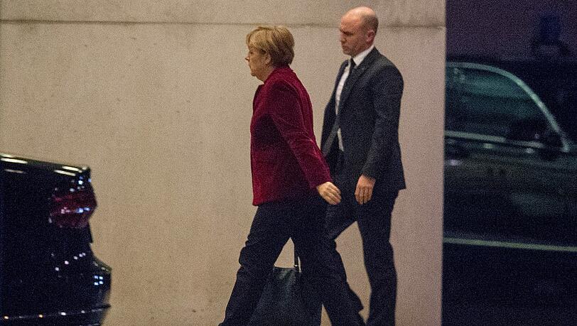 Bundeskanzlerin Angela Merkel kommt zum Treffen der Koalitionsspitzen von CDU/CSU und SPD zu den Themen Mindestlohn, Mietpreisbremse und Stromtrassen. Bundeskanzlerin Angela Merkel kommt zum Treffen der Koalitionsspitzen von CDU/CSU und SPD zu den Themen Mindestlohn, Mietpreisbremse und Stromtrassen.