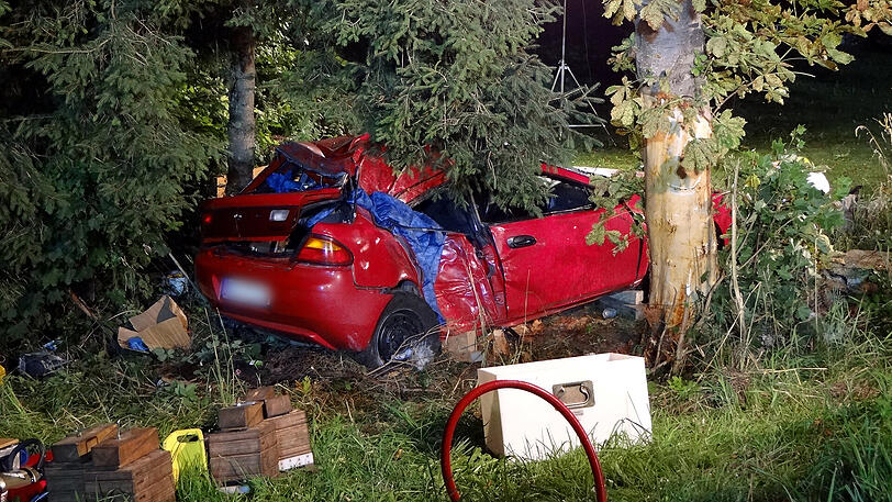 Bei dem schrecklichen Unfall wurden drei Menschen getötet und drei weitere schwer verletzt. Die Bilder.