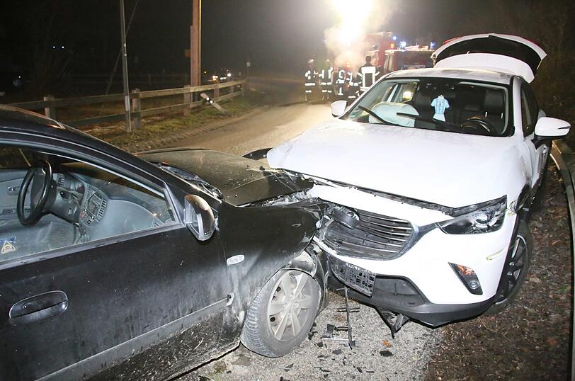 Am Donnerstagabend ist ein Mann auf glatter Straße in den Gegenverkehr geraten und frontal mit dem Auto eines 23-Jährigen zusammengestoßen.
