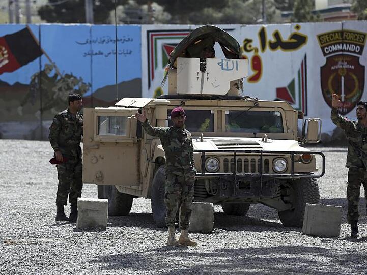 Afghanische Spezialkräfte am Stadtrand von Kabul Wache. Hier hat sich am frühen Morgen ein Selbstmordanschlag ereignet, bei dem mindestens drei Menschen getötet und 15 weitere verletzt worden sind.
