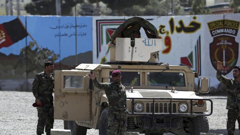 Afghanische Spezialkräfte am Stadtrand von Kabul Wache. Hier hat sich am frühen Morgen ein Selbstmordanschlag ereignet, bei dem mindestens drei Menschen getötet und 15 weitere verletzt worden sind. Afghanische Spezialkräfte am Stadtrand von Kabul Wache. Hier hat sich am frühen Morgen ein Selbstmordanschlag ereignet, bei dem mindestens drei Menschen getötet und 15 weitere verletzt worden sind.