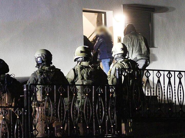 Polizeibeamte und SEK-Mitglieder betreten ein Haus in Dortmund.