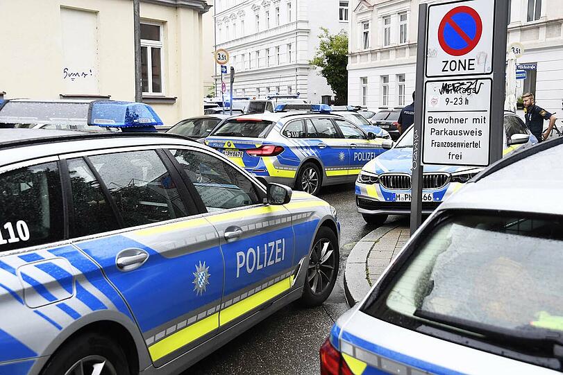 Streifenwagen der Polizei blockieren die Zufahrt zum Tatort.