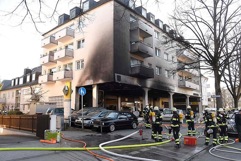Den entstandenen Schaden schätzt die Feuerwehr auf rund 100.000 Euro.