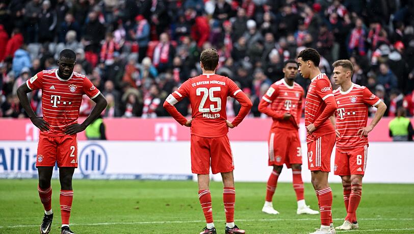 Spieler von Bayern München stehen nach dem Spiel auf dem Platz.