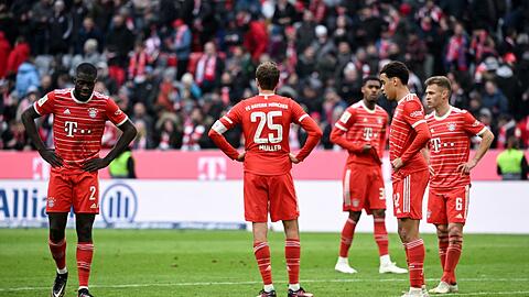 Spieler von Bayern München stehen nach dem Spiel auf dem Platz.