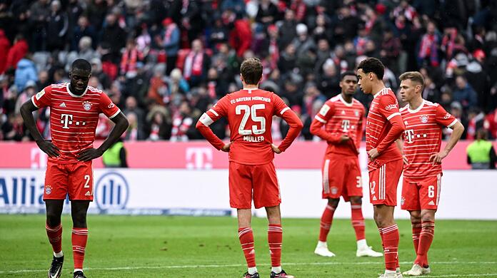 Spieler von Bayern München stehen nach dem Spiel auf dem Platz.