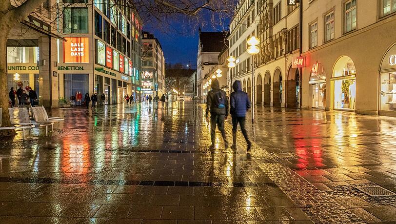 Nach 20 Uhr eher trist: Blick in die Kaufingerstraße an einem Regenabend.